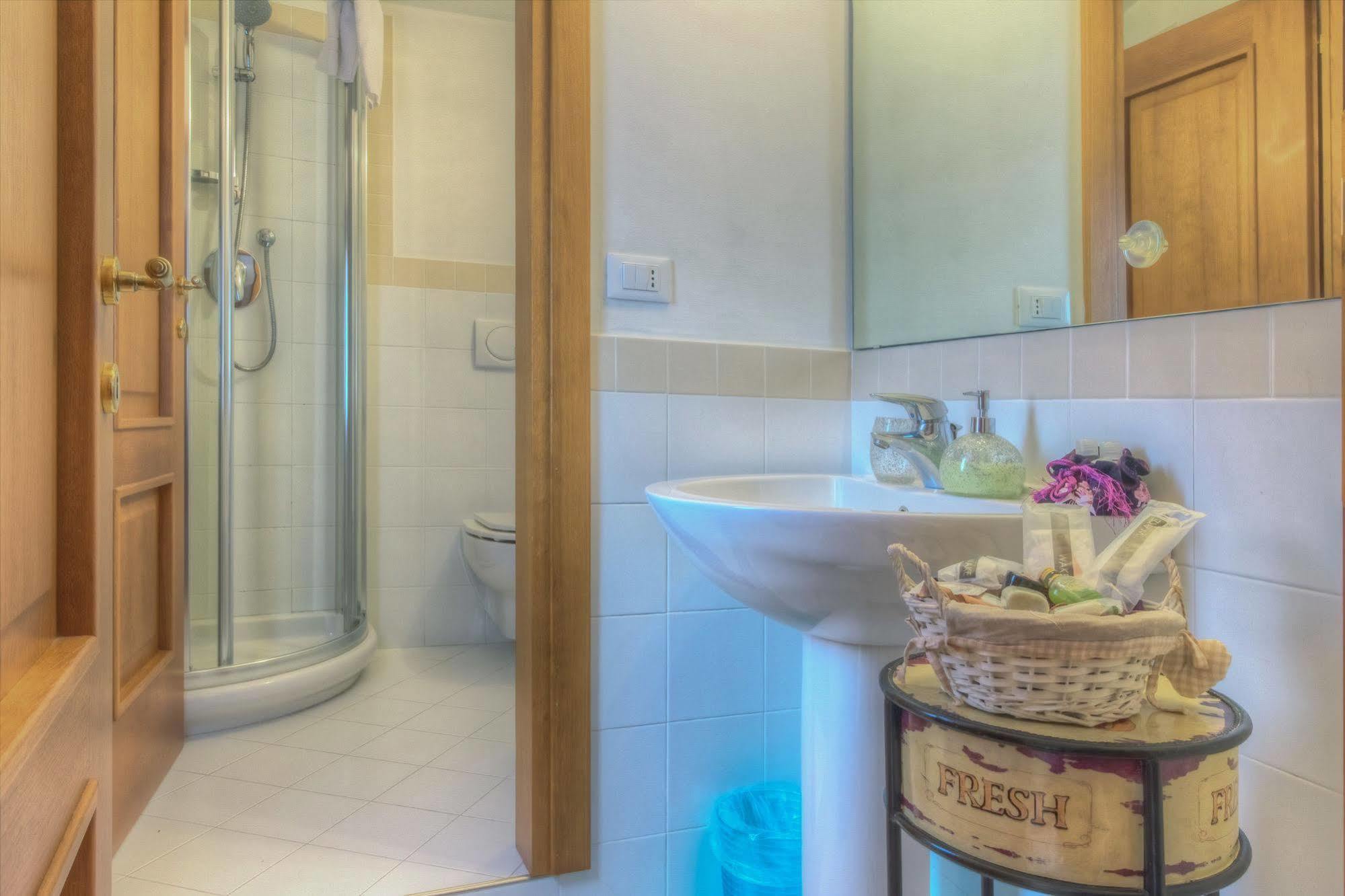 De L'osmarin Suites Guest house